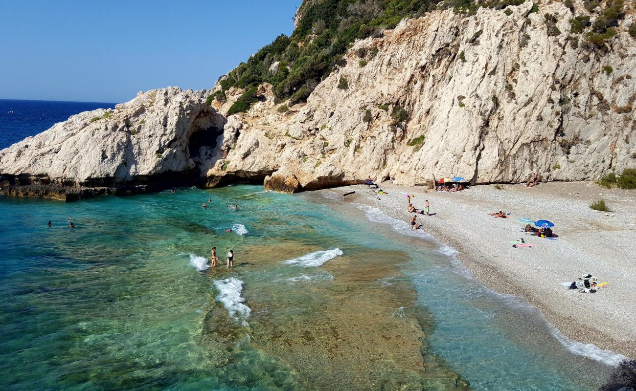 Foto af Mikro Seitani beach med let fin sten overflade