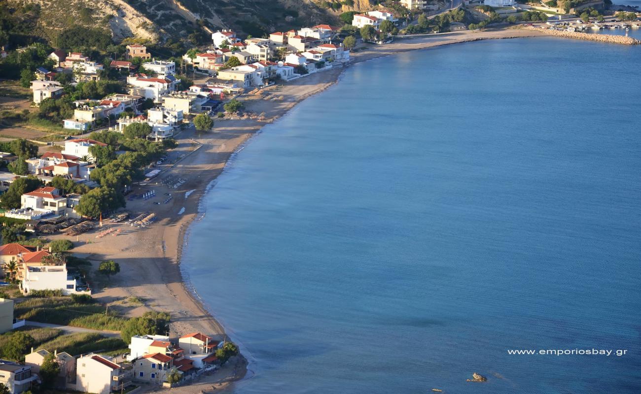 Foto af Paralia Komi med sort sand og småsten overflade