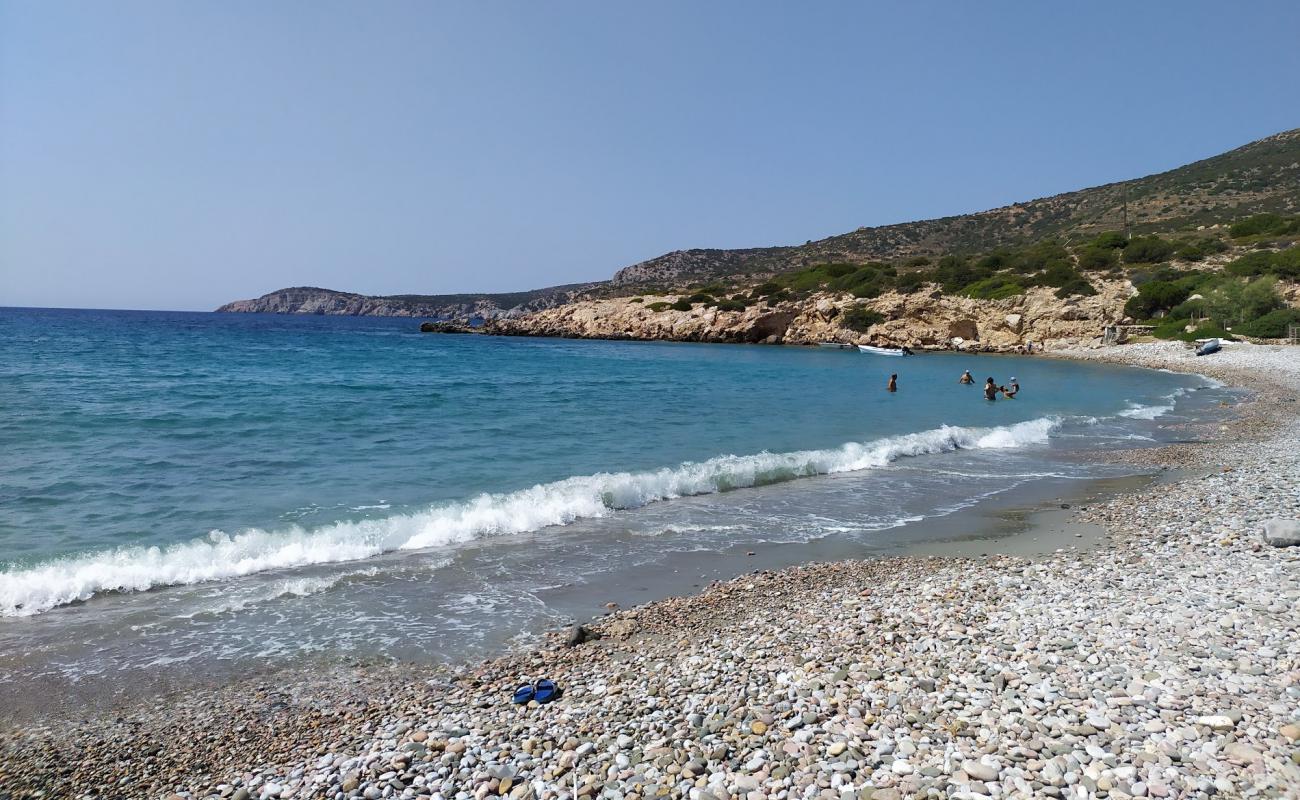 Foto af Paralia Karinta med gråt sand og småsten overflade