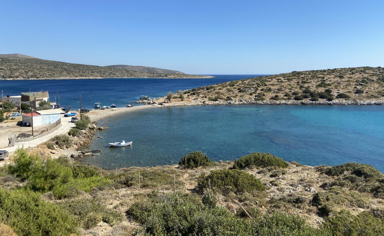 Foto af Trachilia beach med brun sten overflade