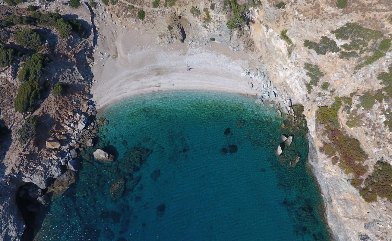 Foto af Mikrogiali beach med let fin sten overflade