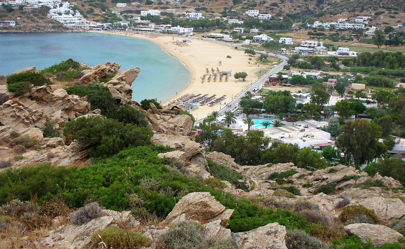 Foto af Paralia Gialos med brunt sand overflade