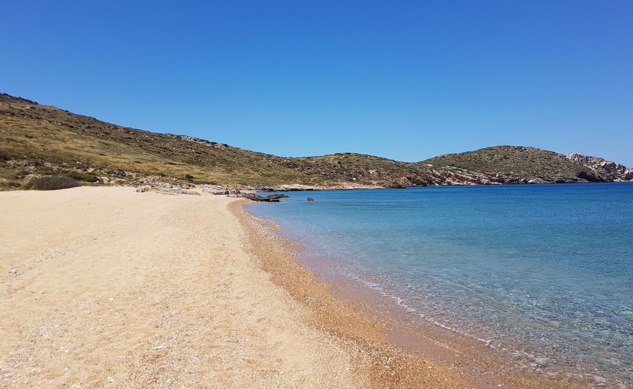 Foto af Paralia Psathi med sort sand og småsten overflade