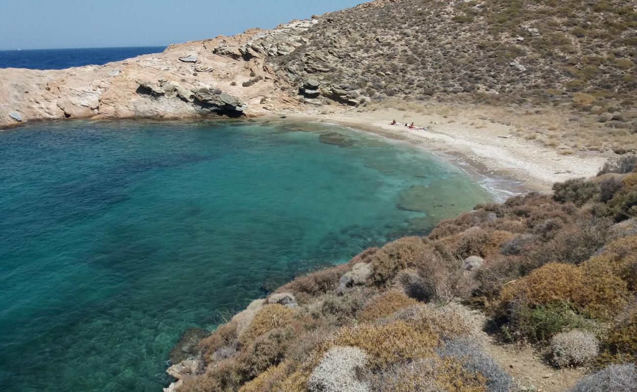 Foto af Ladous beach med let sand og småsten overflade