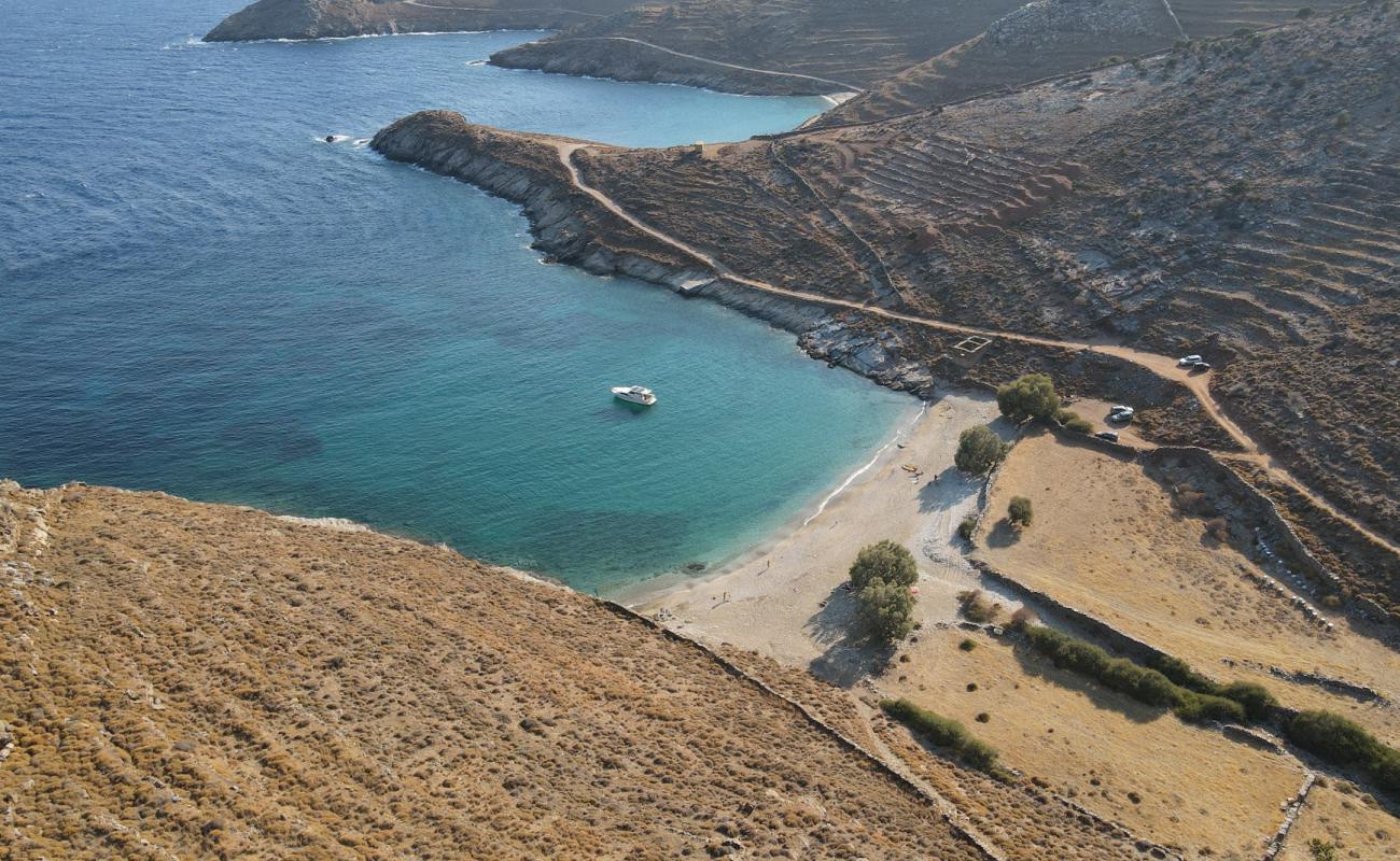 Foto af Kaliskia Paralia med let sand og småsten overflade