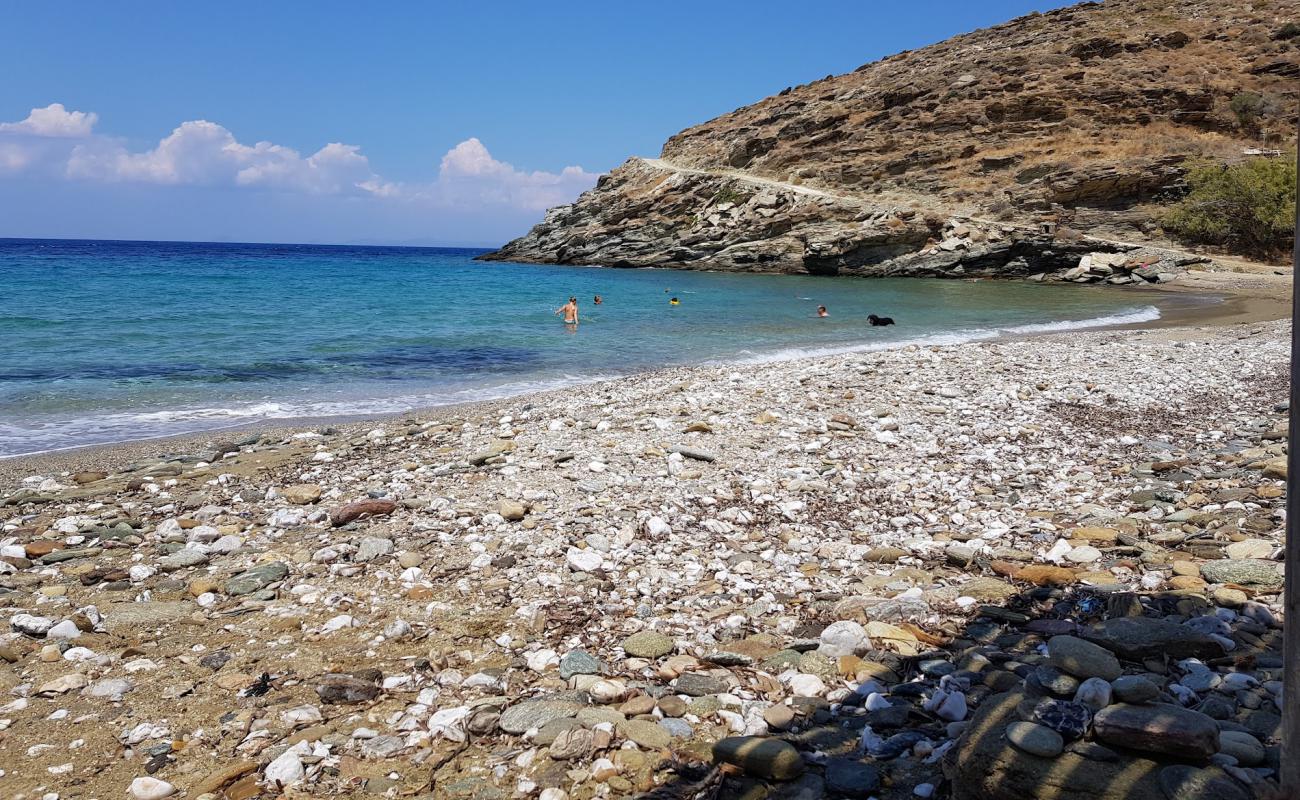 Foto af Liparo beach med gråt fint sand overflade