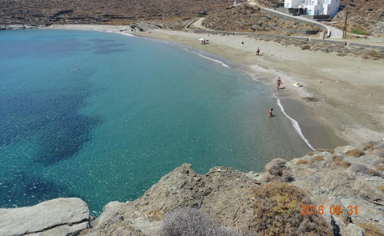 Foto af Paralia Agios Sostis med let sand og småsten overflade