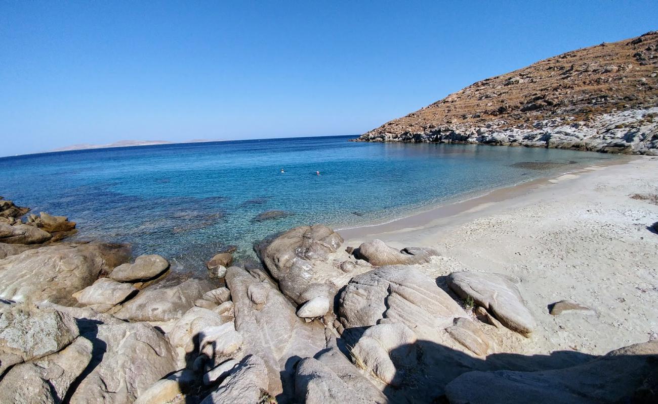 Foto af Kapari beach med lys sand overflade