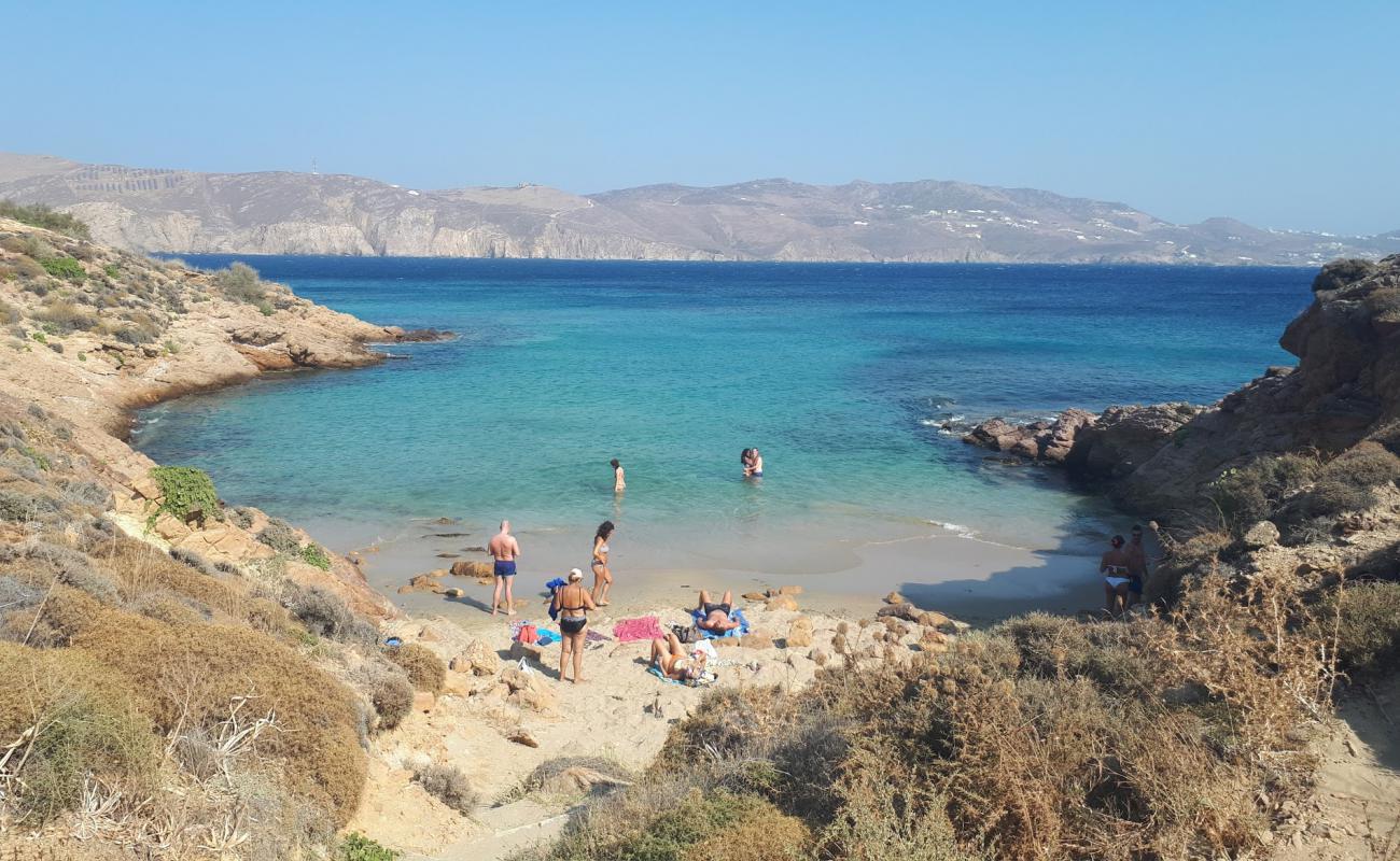 Foto af Lovers beach med fin brunt sand overflade