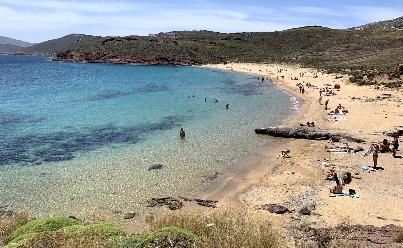 Foto af Agios Sostis beach med brunt sand overflade