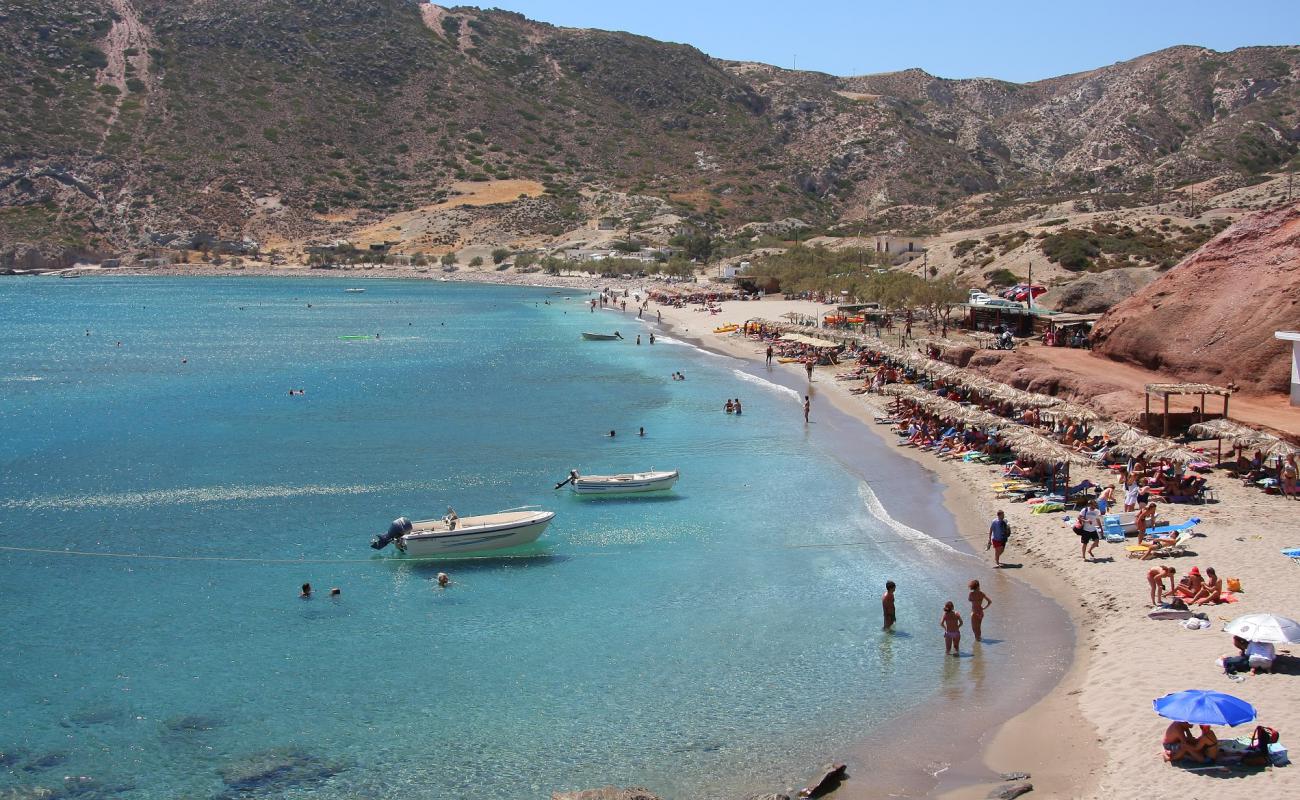 Foto af Agia Kiriaki beach med sort sand og småsten overflade