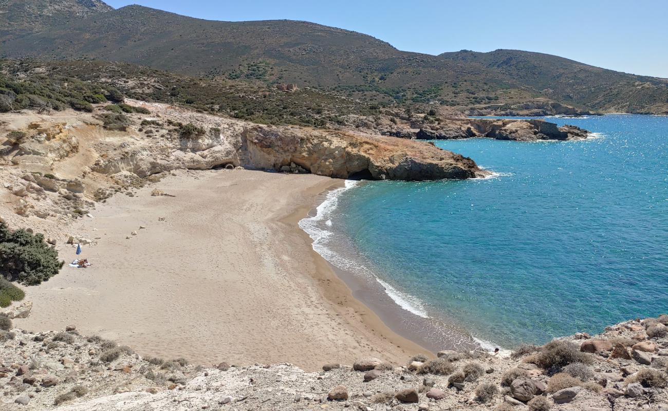 Foto af Triades beach med sort sand og småsten overflade