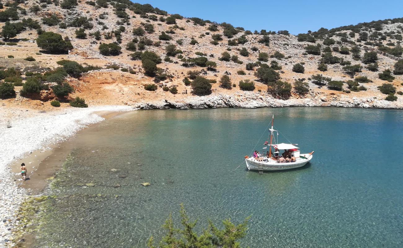 Foto af Rina beach med gråt sand og sten overflade