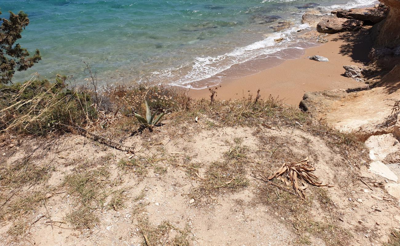 Foto af Megali Glastra med fin brunt sand overflade