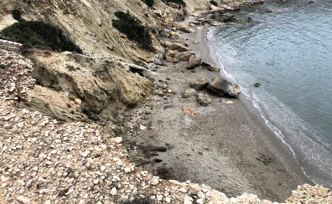 Foto af Skalakia beach med gråt sand og småsten overflade