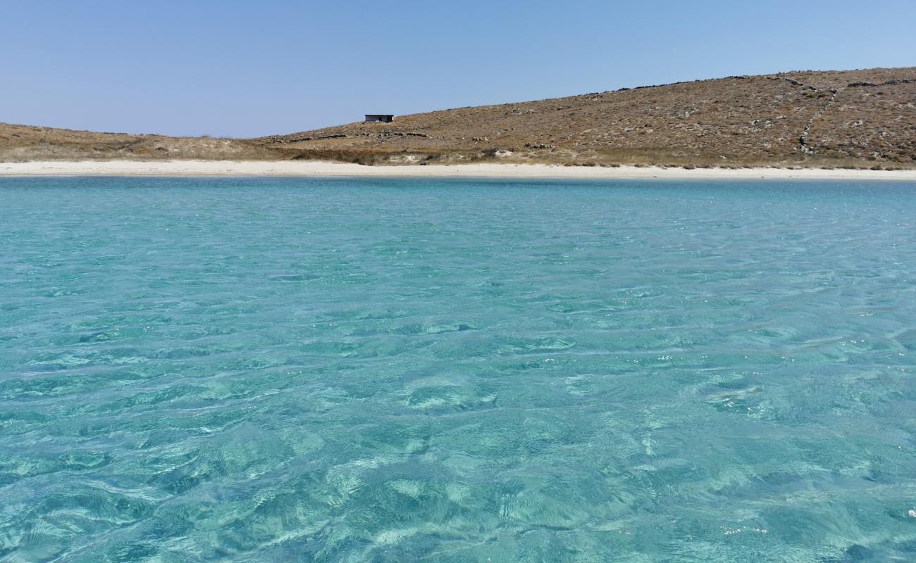 Foto af Skinos beach med let sand og småsten overflade