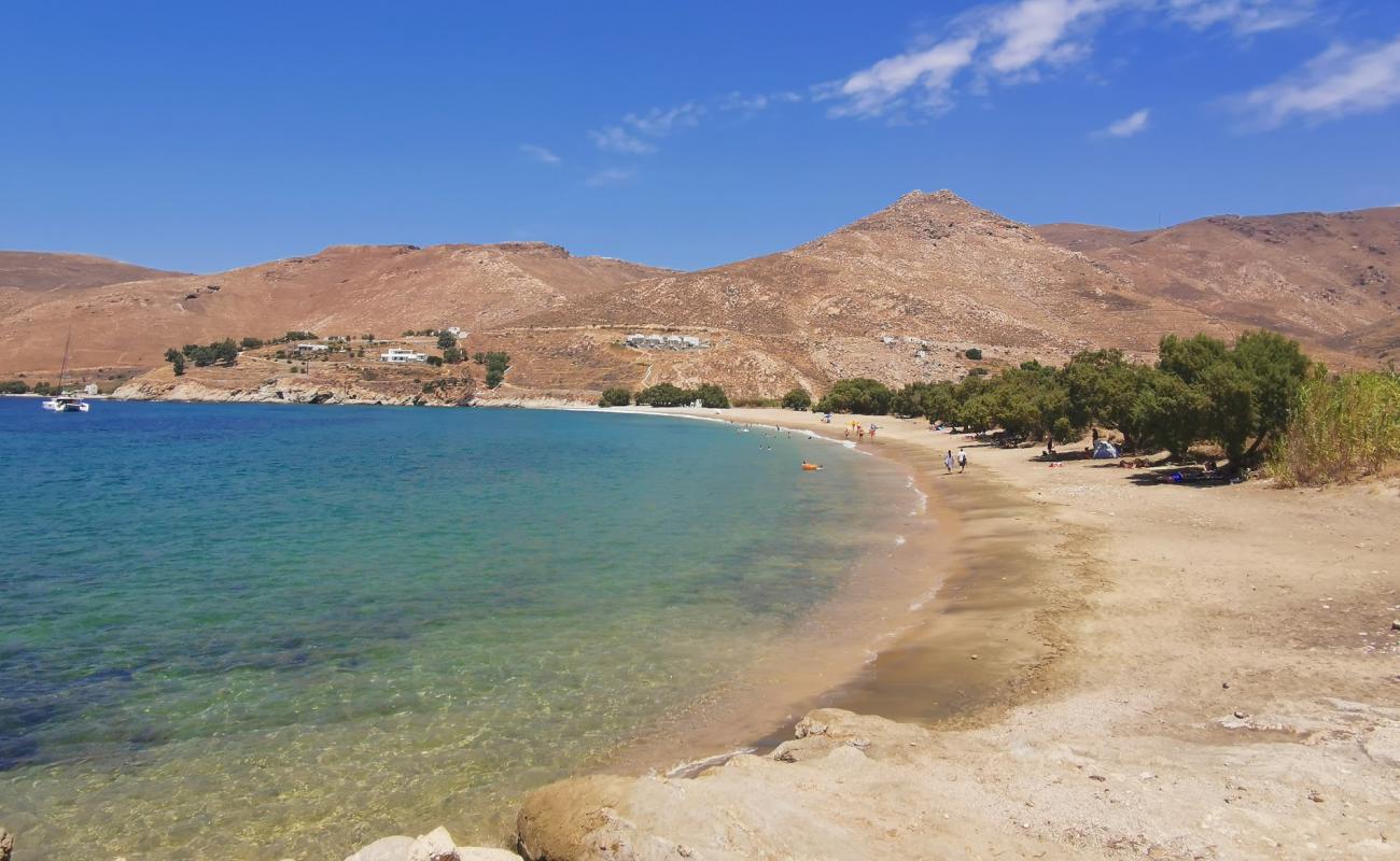 Foto af Paralia Koutalas med sort sand og småsten overflade