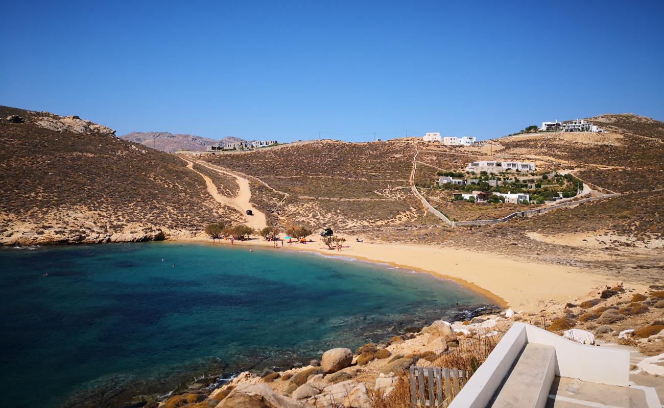 Foto af Agios Sostis med brunt sand overflade