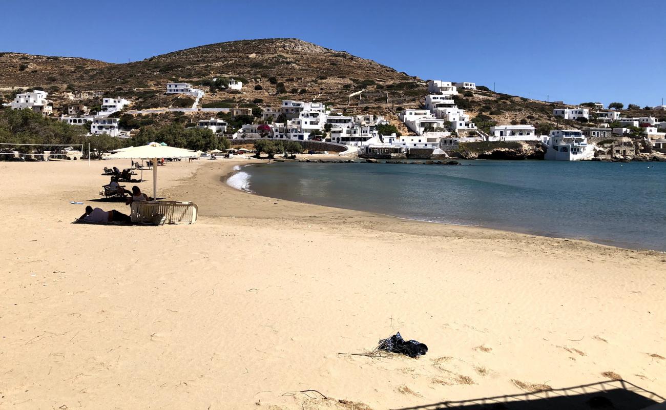 Foto af Sikinos' beach med brunt sand overflade