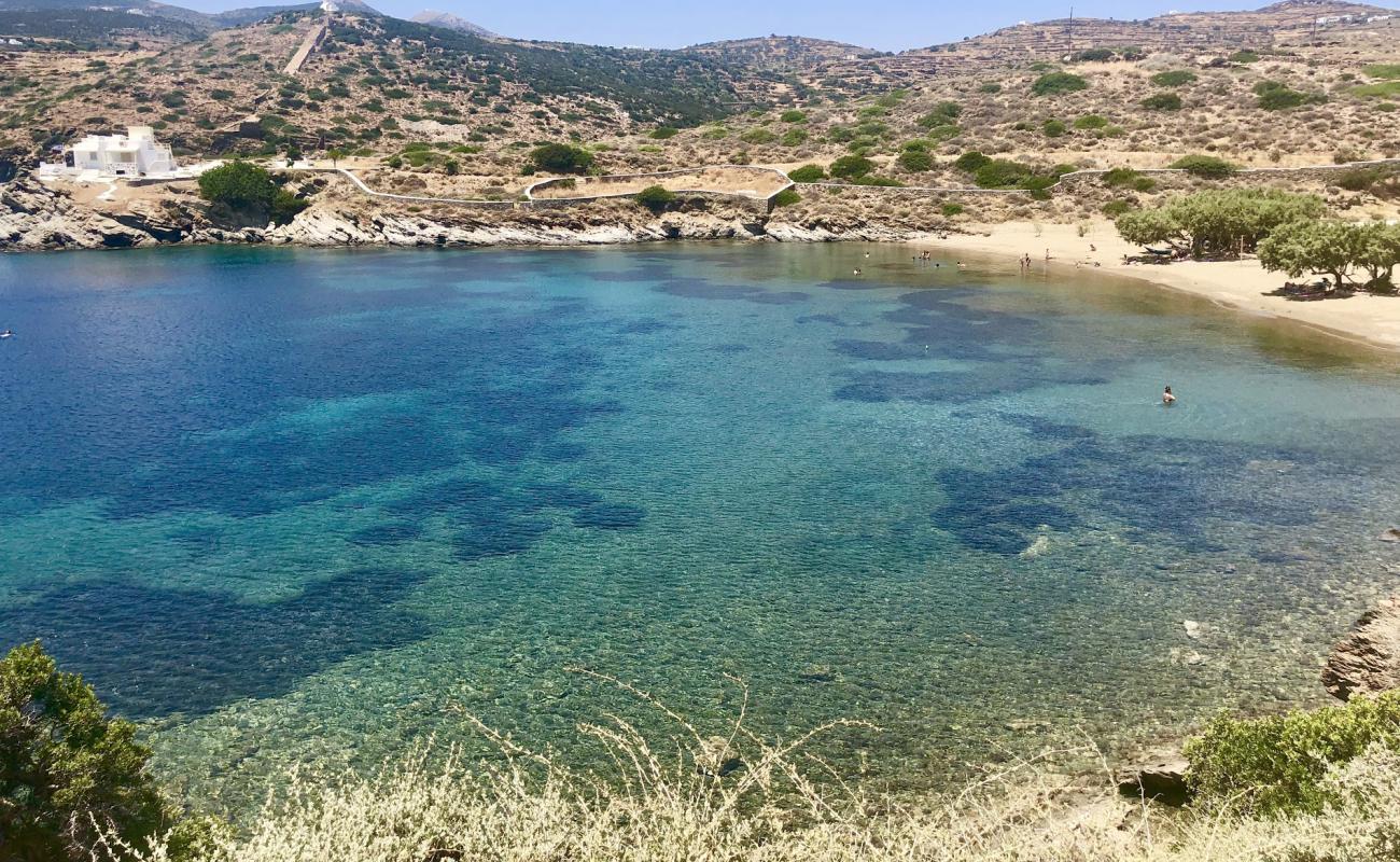 Foto af Fassolou beach med brunt sand overflade