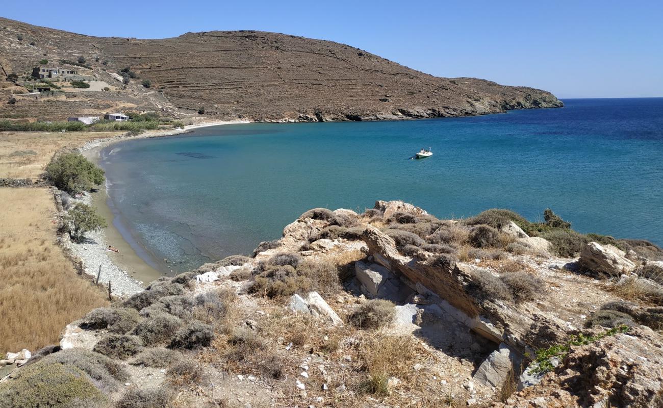 Foto af Agios Petros beach med gråt sand og småsten overflade