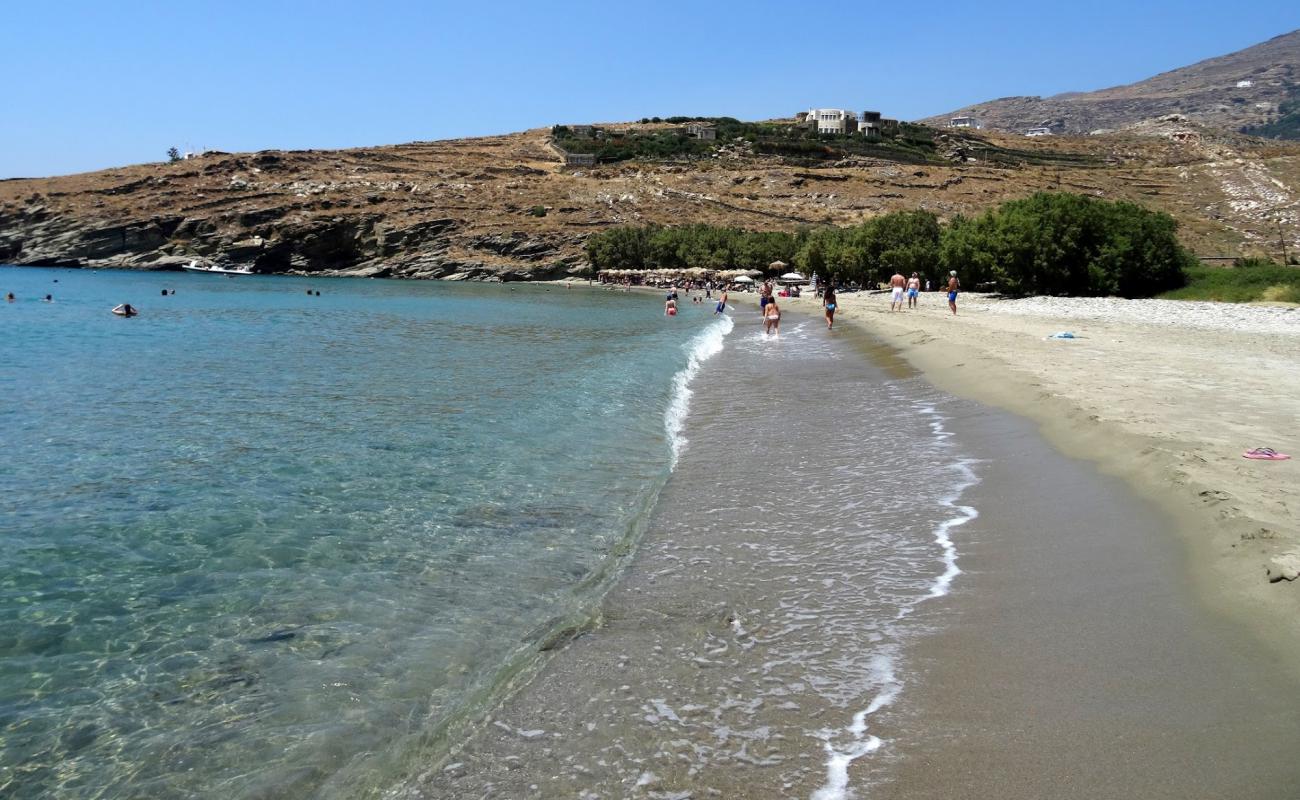 Foto af Kalivia, Tinos med lys sand overflade