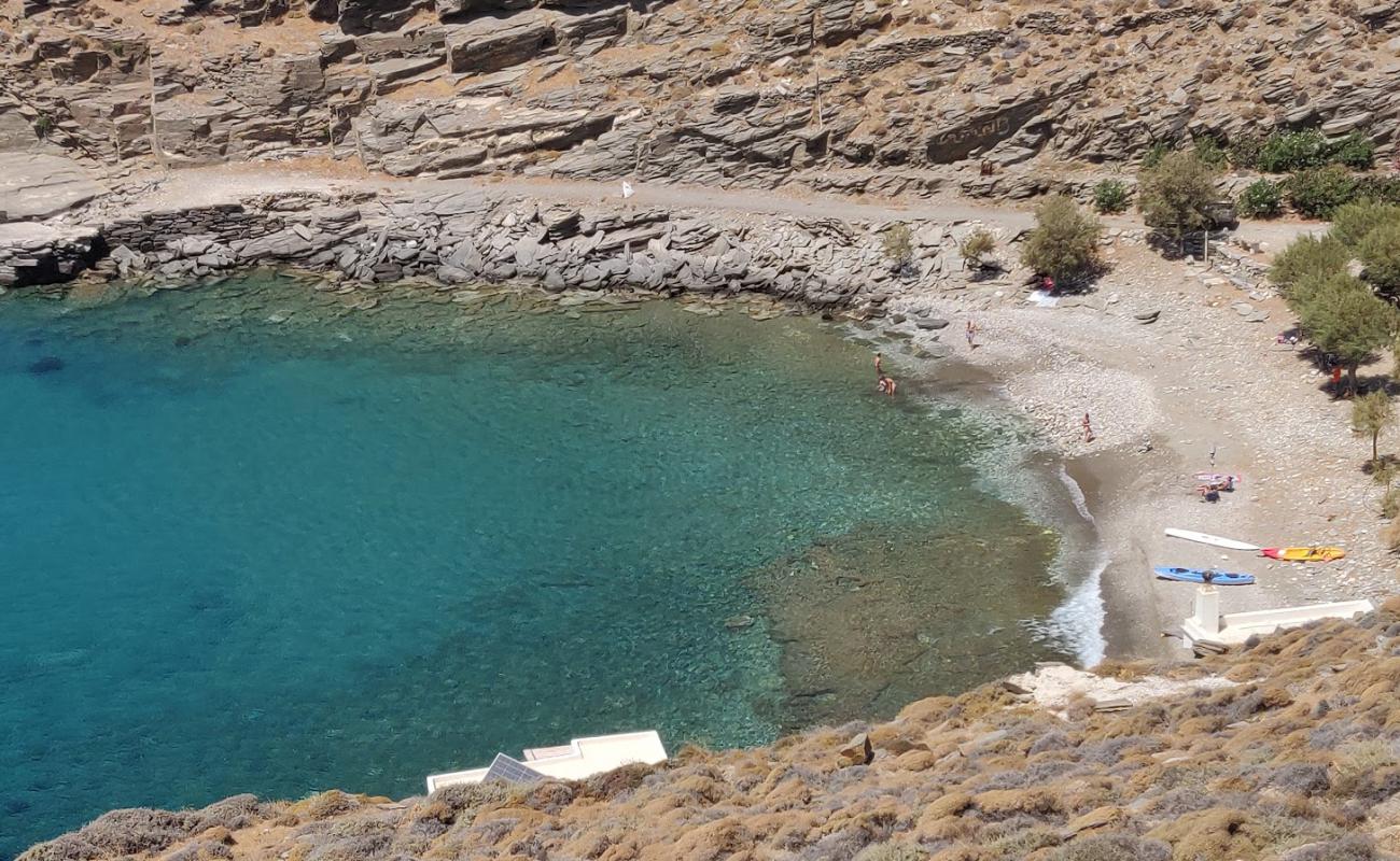 Foto af Vathi beach med gråt sand og sten overflade