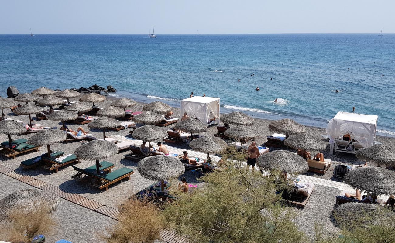 Foto af Theros beach med gråt sand og småsten overflade