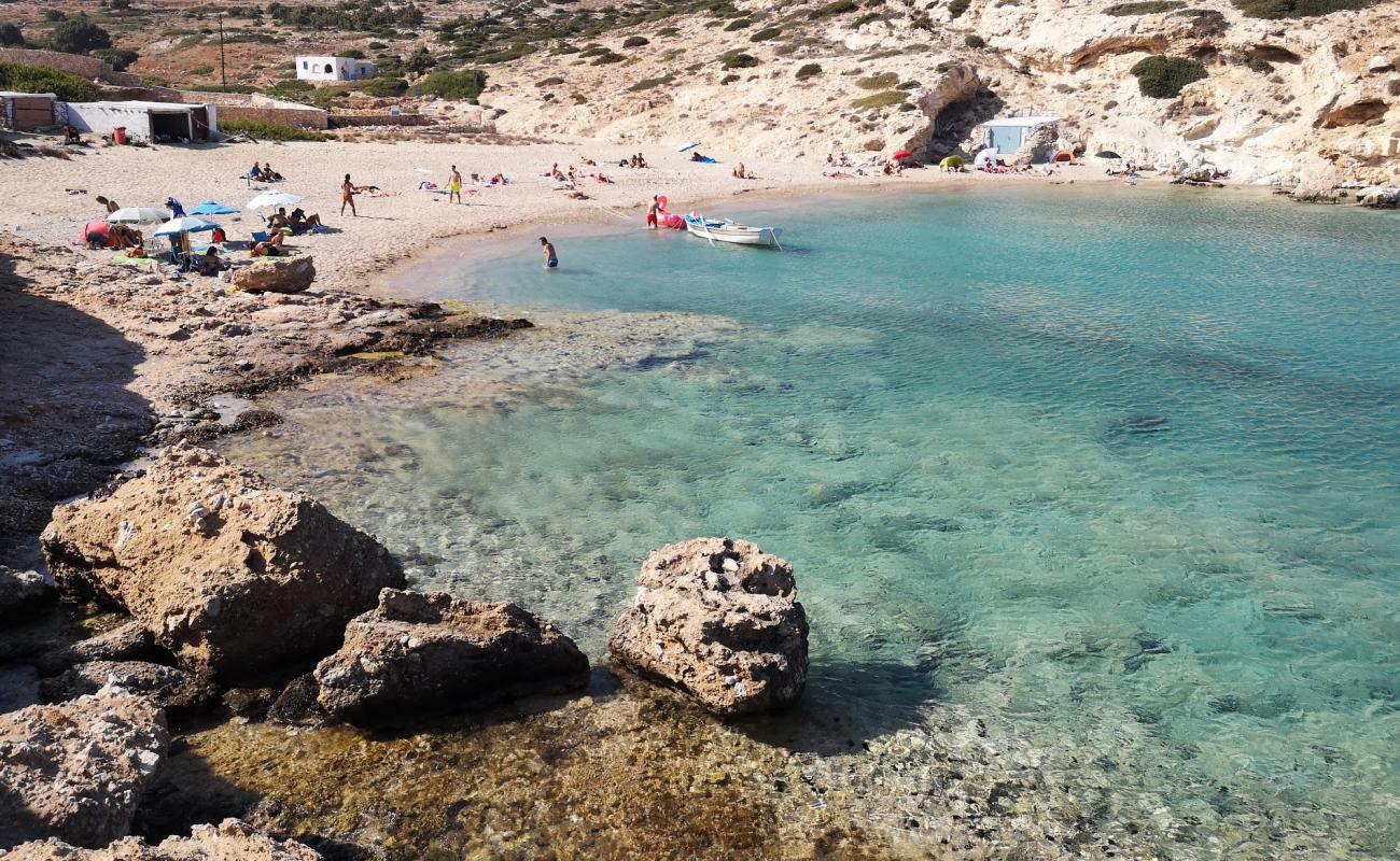 Foto af Kalotaritissa beach med let sand og småsten overflade