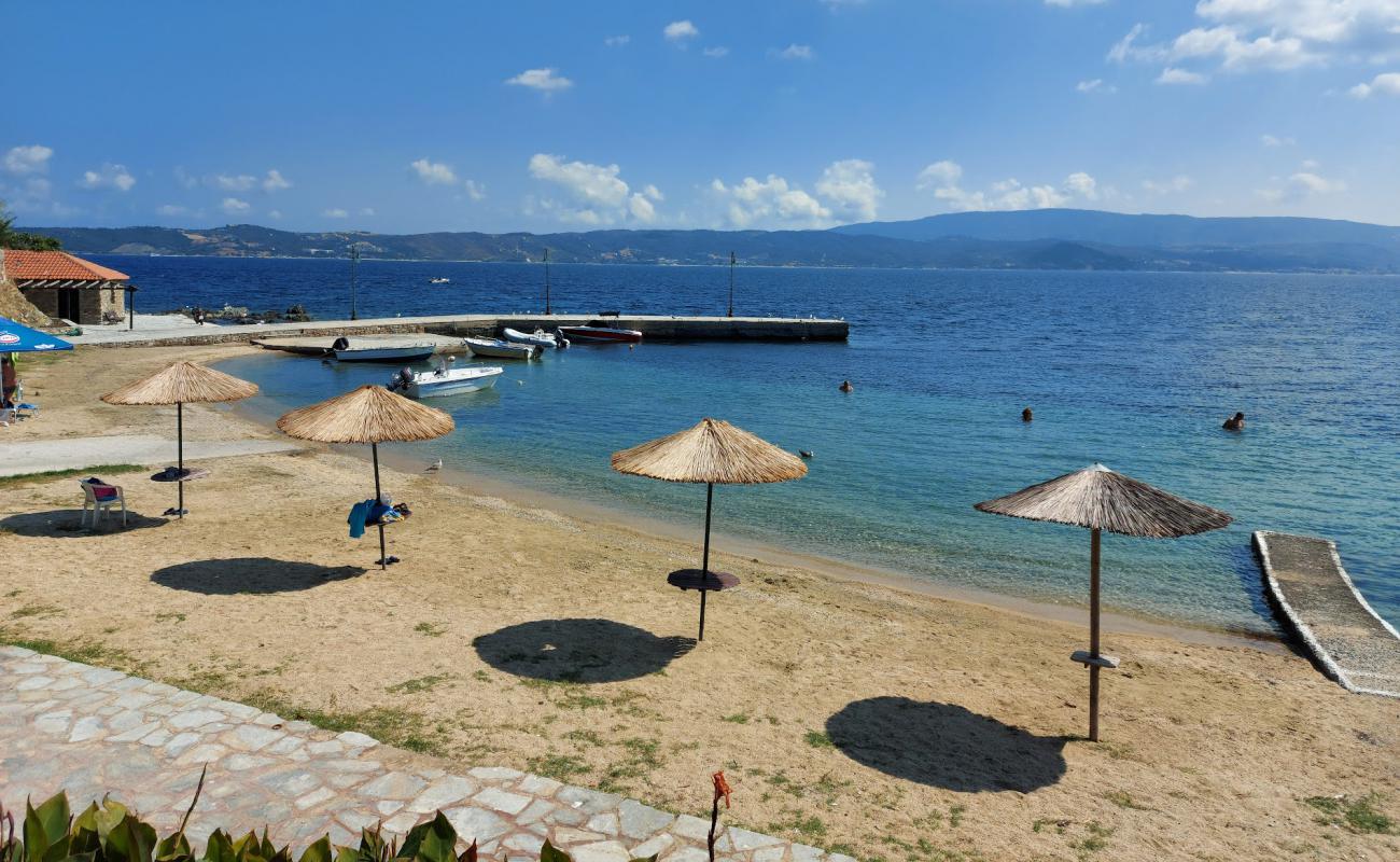 Foto af Tzanis beach med lys sand overflade