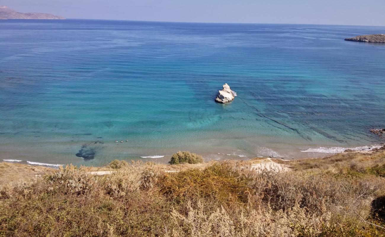 Foto af Kera beach med sort sand og småsten overflade