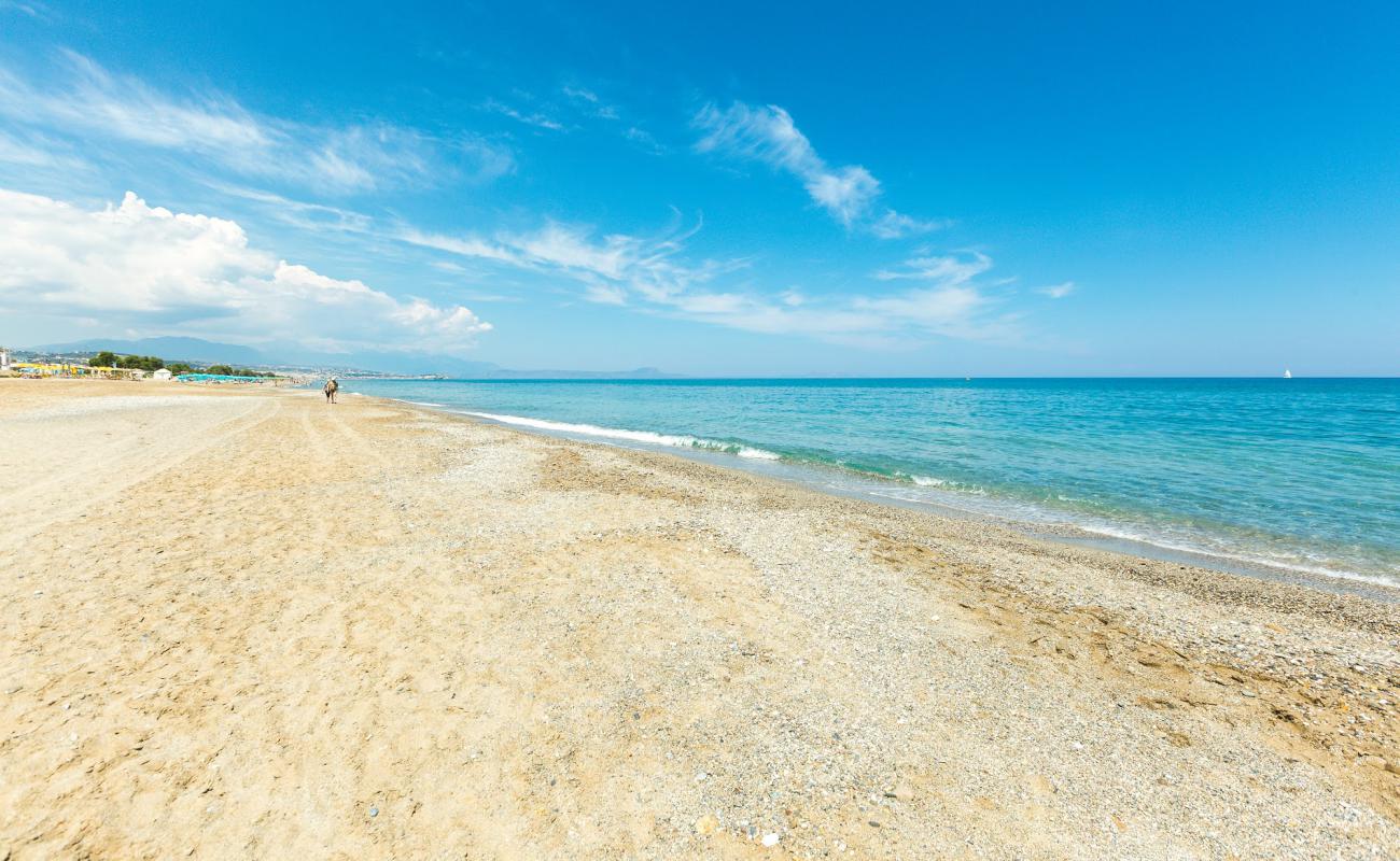 Foto af Beach Adelianos Kampos med brunt sand overflade