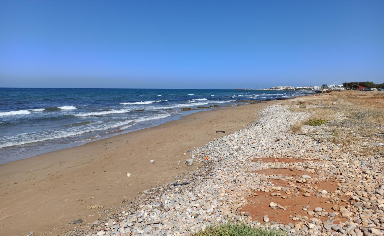 Foto af Gournes Beach med brunt sand overflade