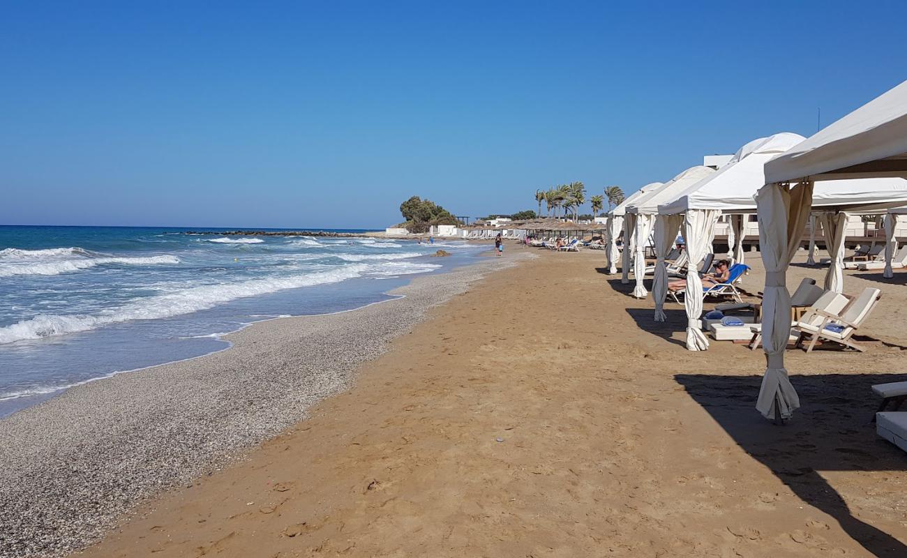 Foto af Agios Pelagia beach med brunt sand overflade