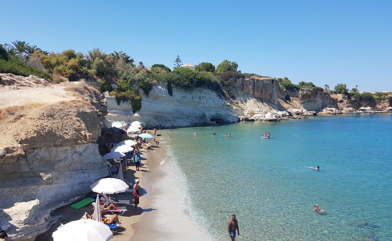 Foto af Saradari Beach med fin brunt sand overflade