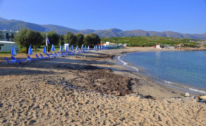 Foto af Agia Varvara beach med brunt sand overflade