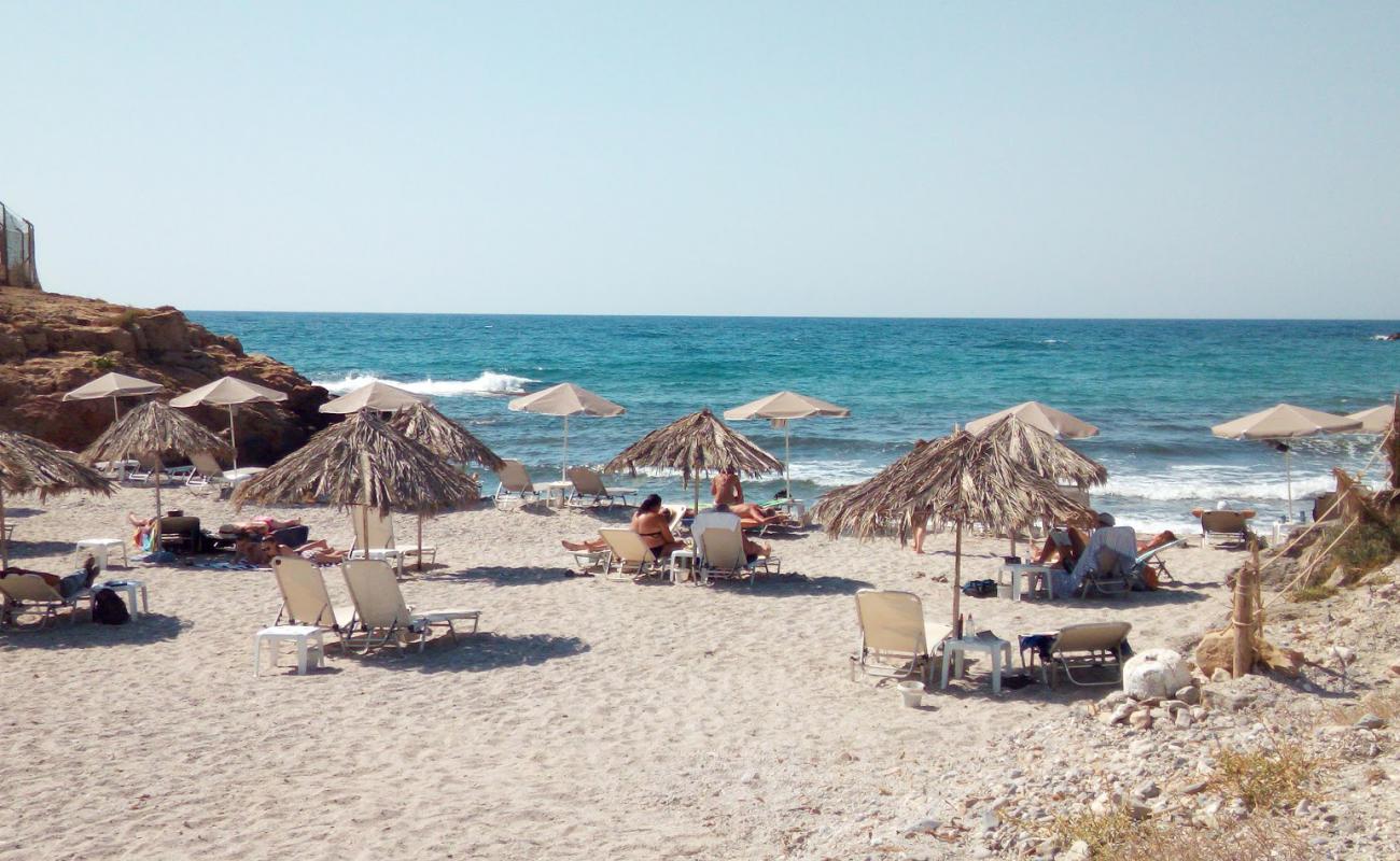 Foto af Avlaki Beach med gråt sand og småsten overflade