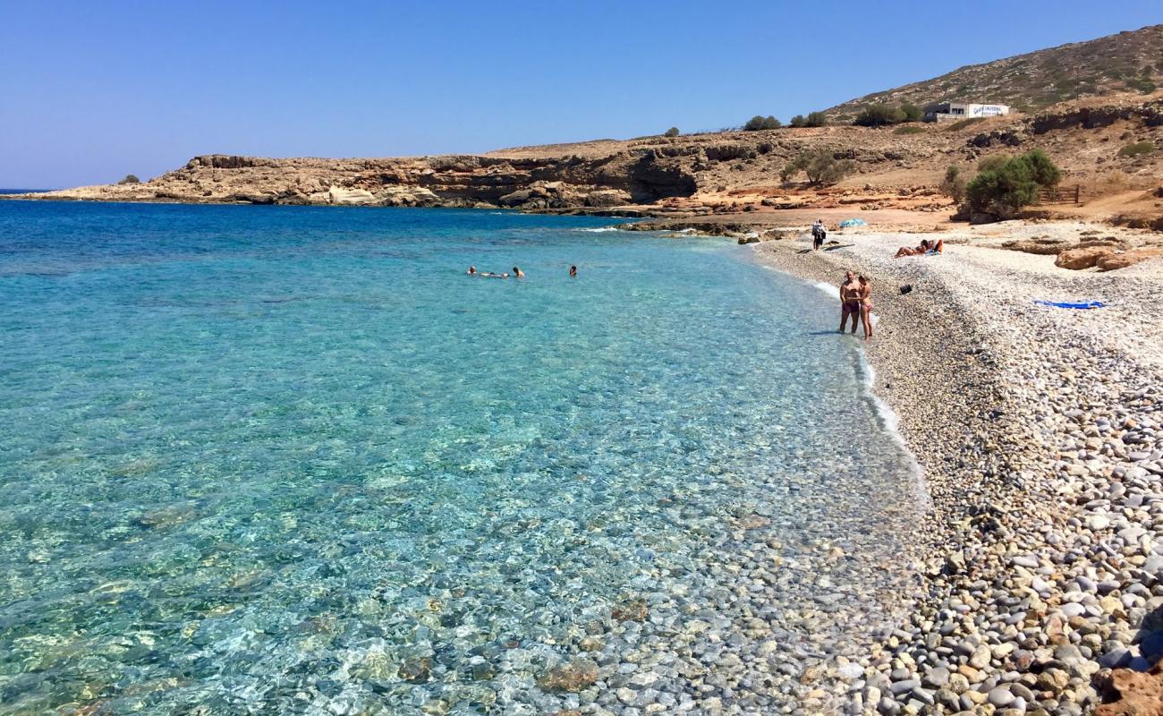 Foto af Agios Antonios med let sten overflade