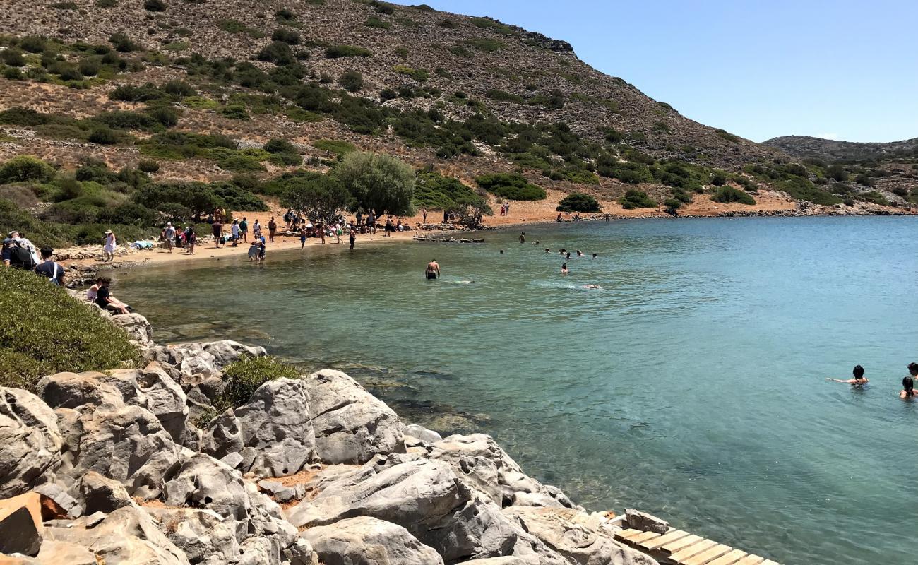 Foto af Vathi beach med brunt sand og sten overflade