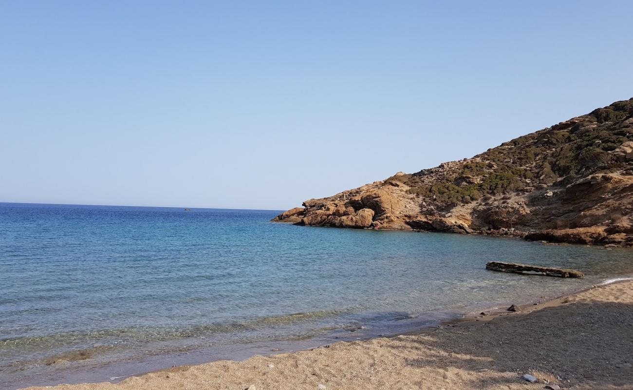 Foto af Analoukas beach med sort sand og småsten overflade