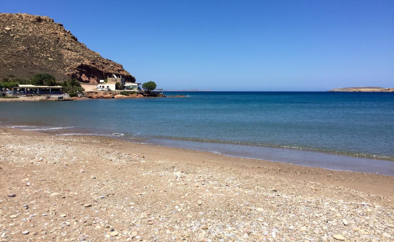 Foto af Paralia Chiona med sort sand og småsten overflade