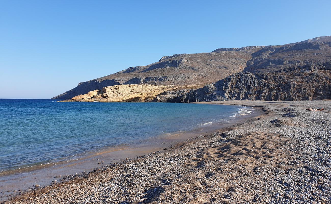 Foto af Karoumes beach med gråt sand og småsten overflade