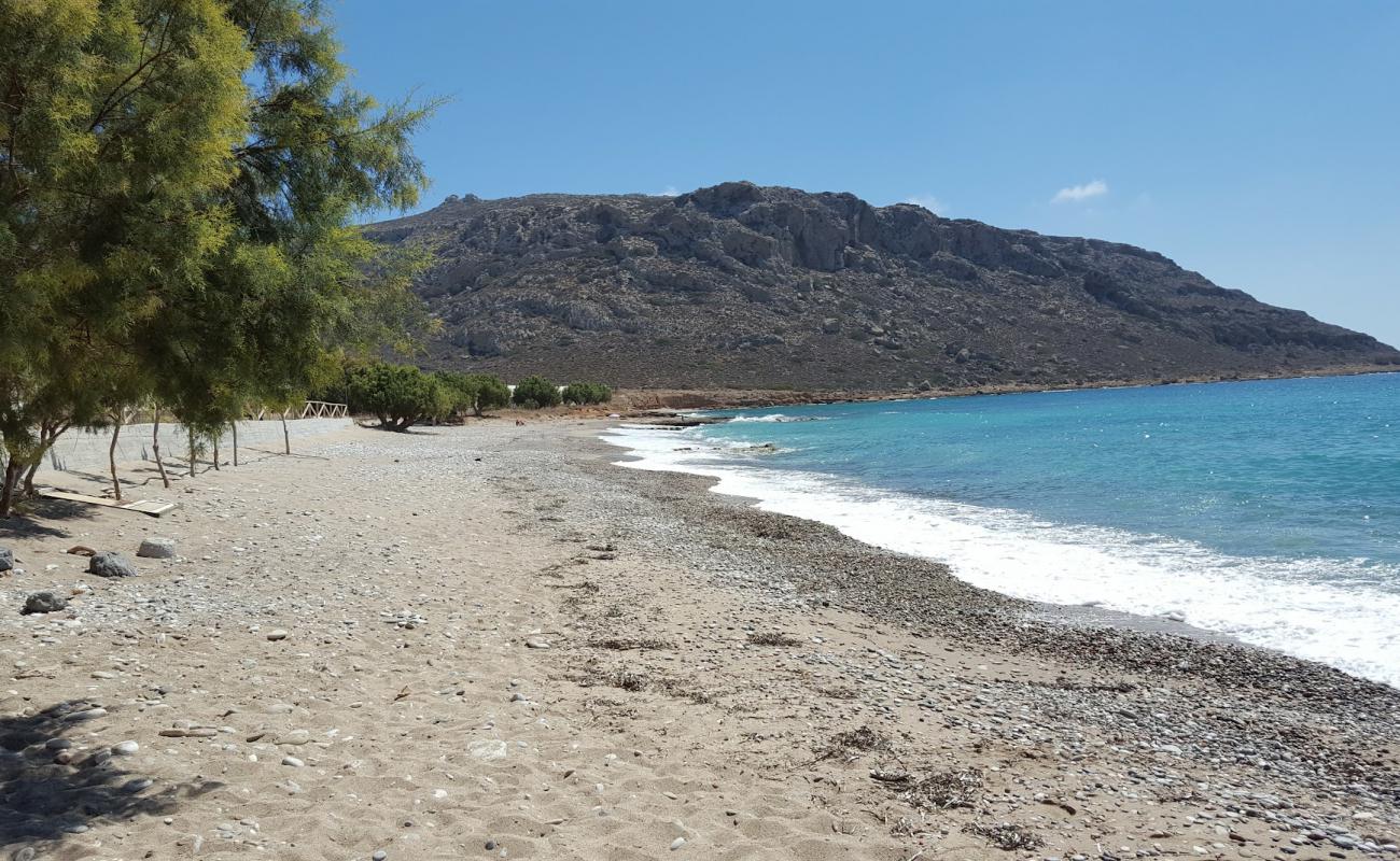 Foto af Paralia Goudouras med let sand og småsten overflade