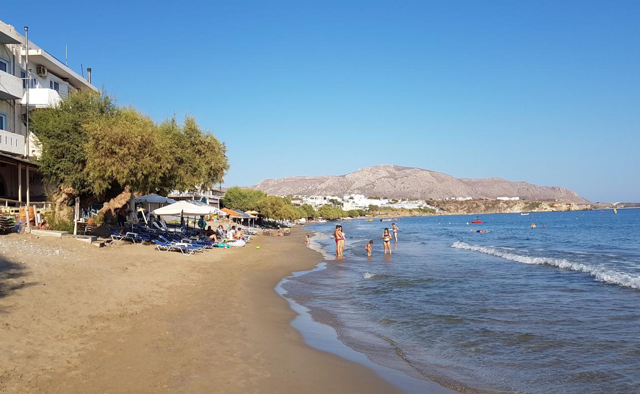 Foto af Makry-Gialos beach med lys sand overflade