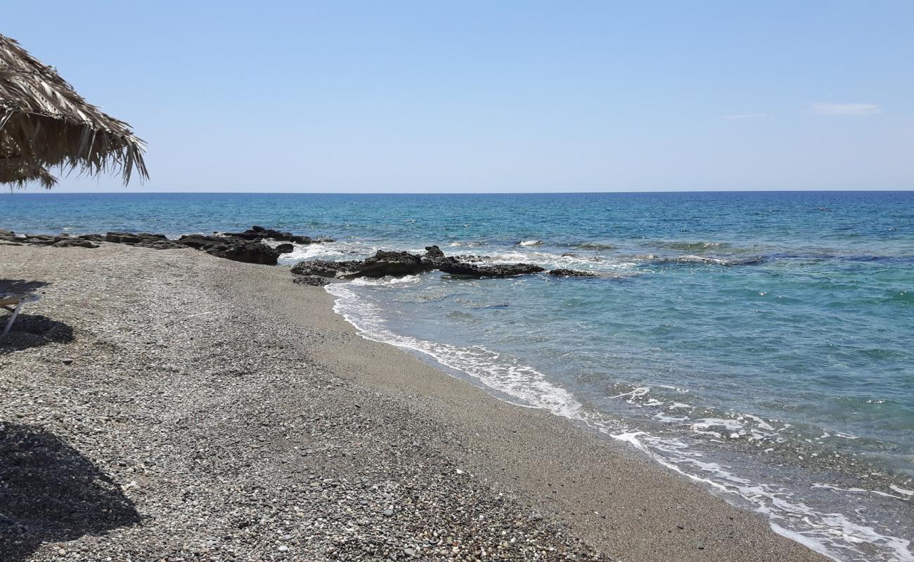 Foto af Koutsoureli beach med gråt sand og småsten overflade