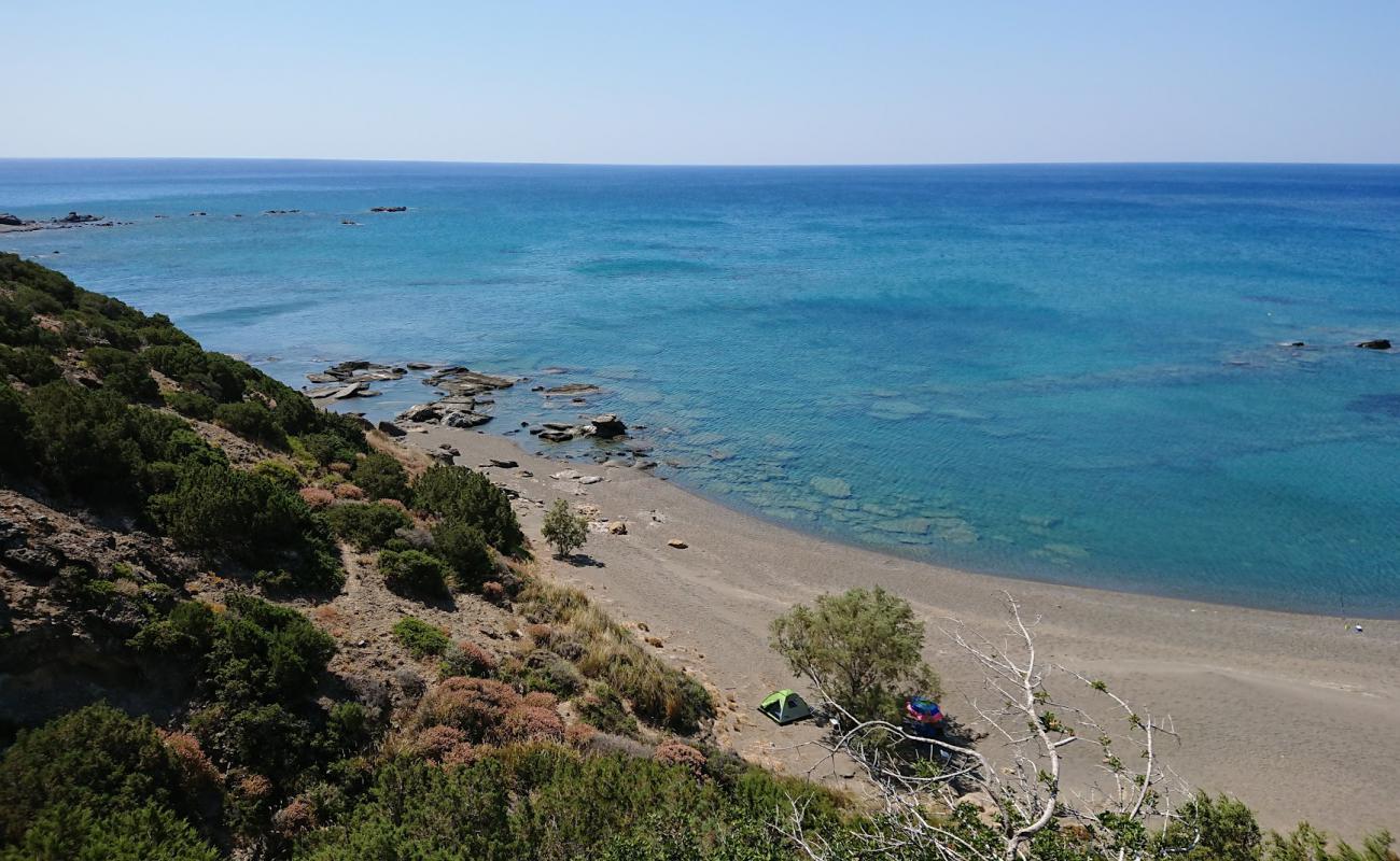 Foto af Krassas beach med brunt sand overflade