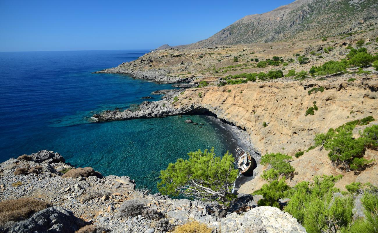 Foto af Agios Antonios beach med lyst sand & sten overflade