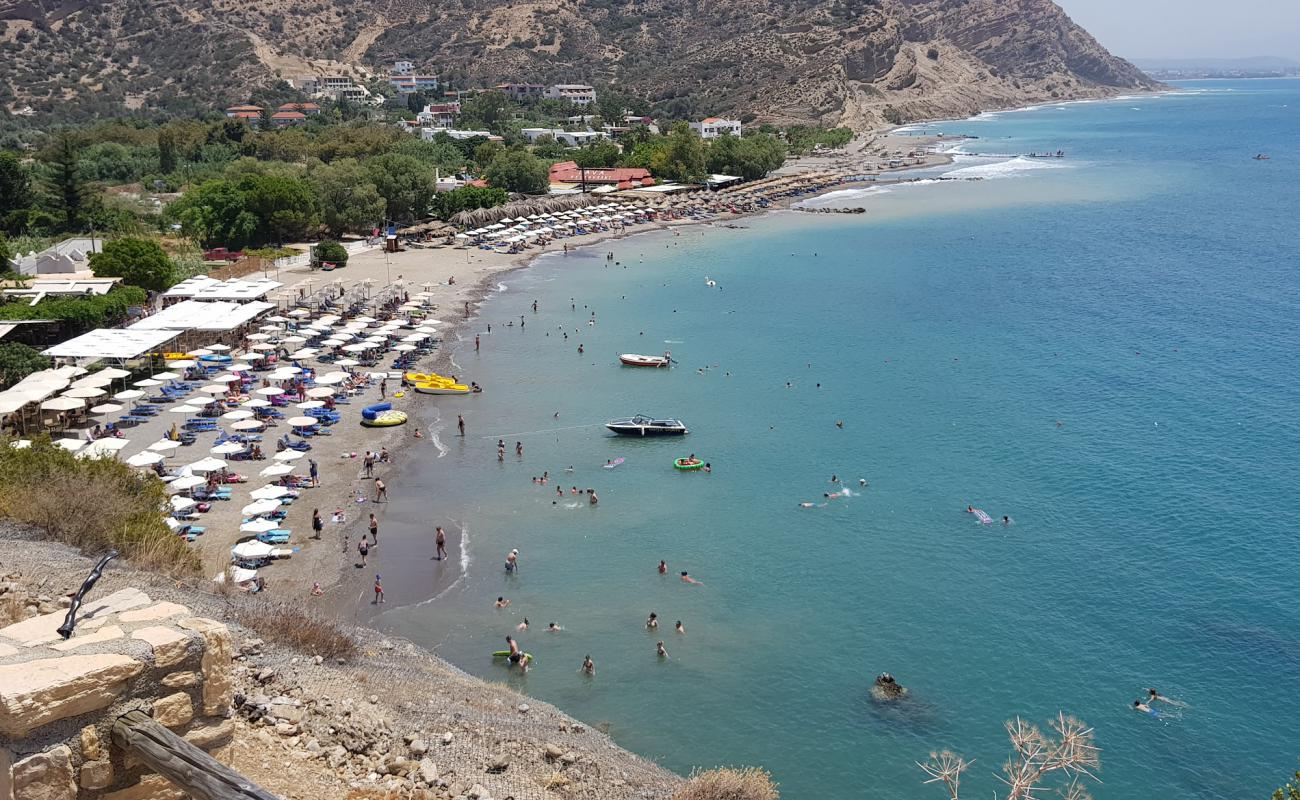 Foto af Agia Galini Strand med grå sten overflade