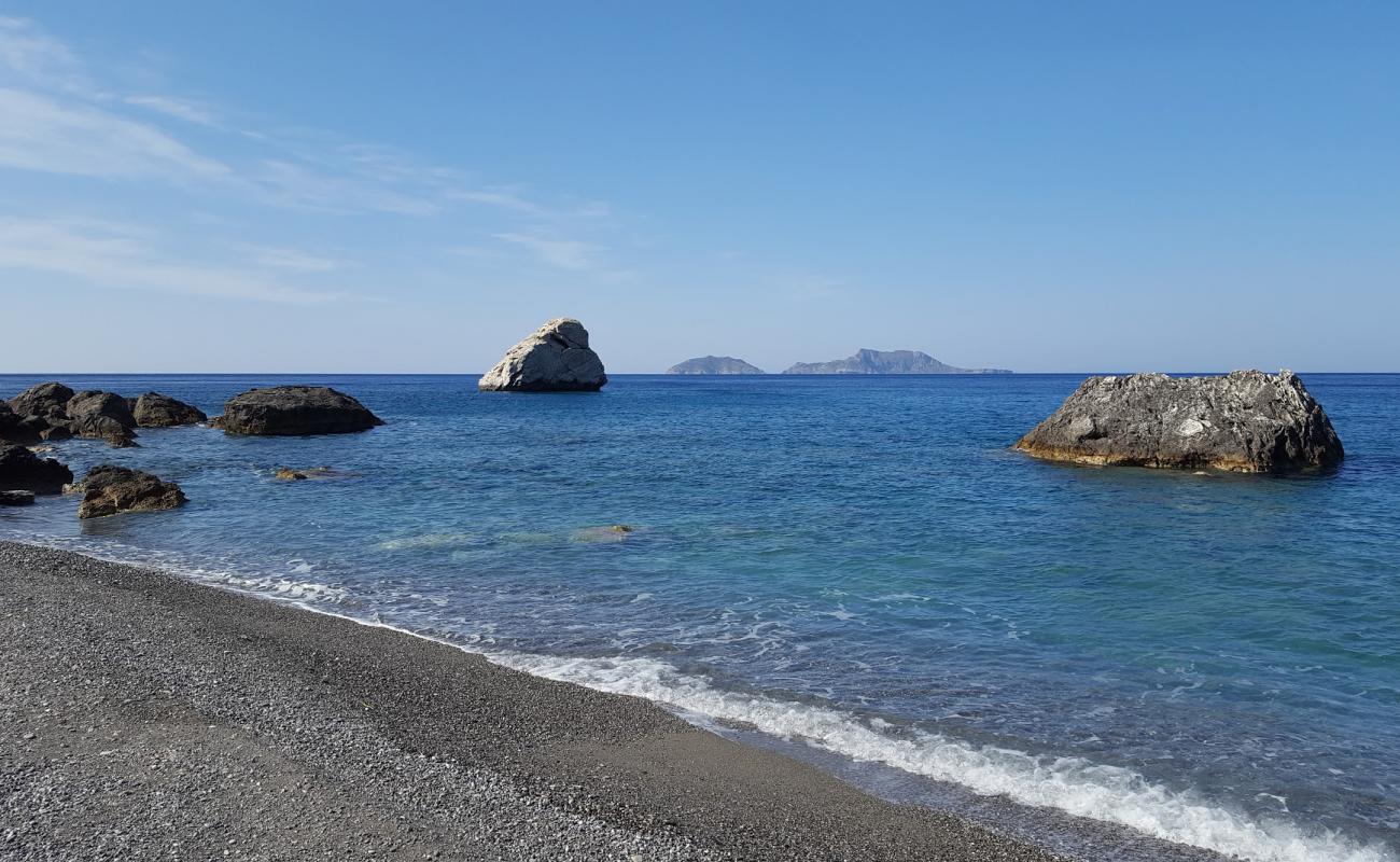 Foto af Armenopetra beach med grå sten overflade