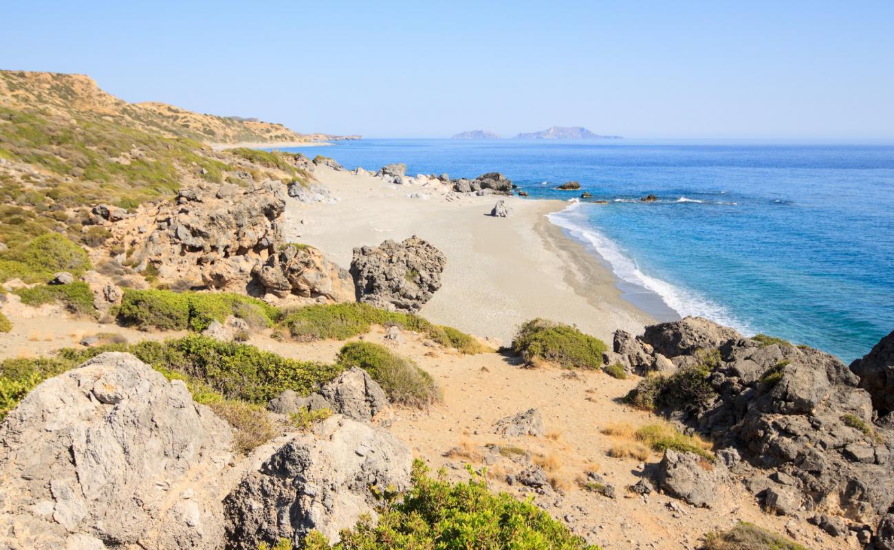 Foto af Katsouni beach med grå sten overflade